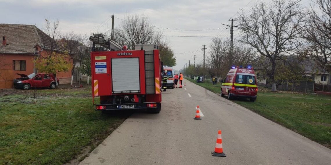 Un bărbat a murit, iar două persoane au ajuns la spital în urma unui accident rutier