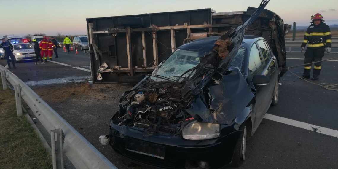 Accident între o mașină și o camionetă care transporta cai