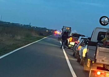 VIDEO O mașină a luat foc, în mers, pe un drum din Timiș