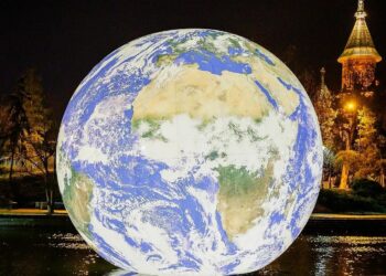 Instalația “Floating Earth”  – atracția lunii decembrie