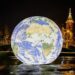 Instalația “Floating Earth” – atracția lunii decembrie