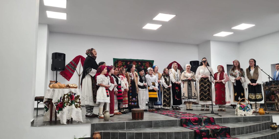 Atmosferă de Crăciun, la Carani. Comunitatea unită în jurul bradului