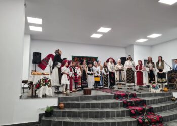 Atmosferă de Crăciun, la Carani. Comunitatea unită în jurul bradului