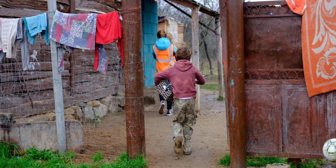 Mai multe familii sărace din Banat vor primi pachete de sărbători. Poți contribui și tu!