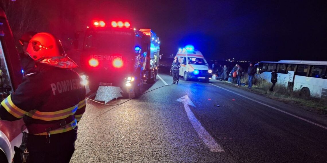 Accident grav între un autocar, microbuz și un autoturism. Mai multe persoane au fost rănite