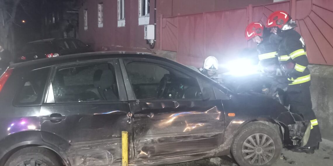 Accident în municipiul Petroșani. O persoană a fost rănită