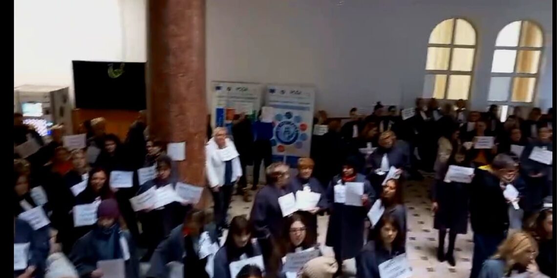 VIDEO Protest spontan al grefierilor din Timișoara 