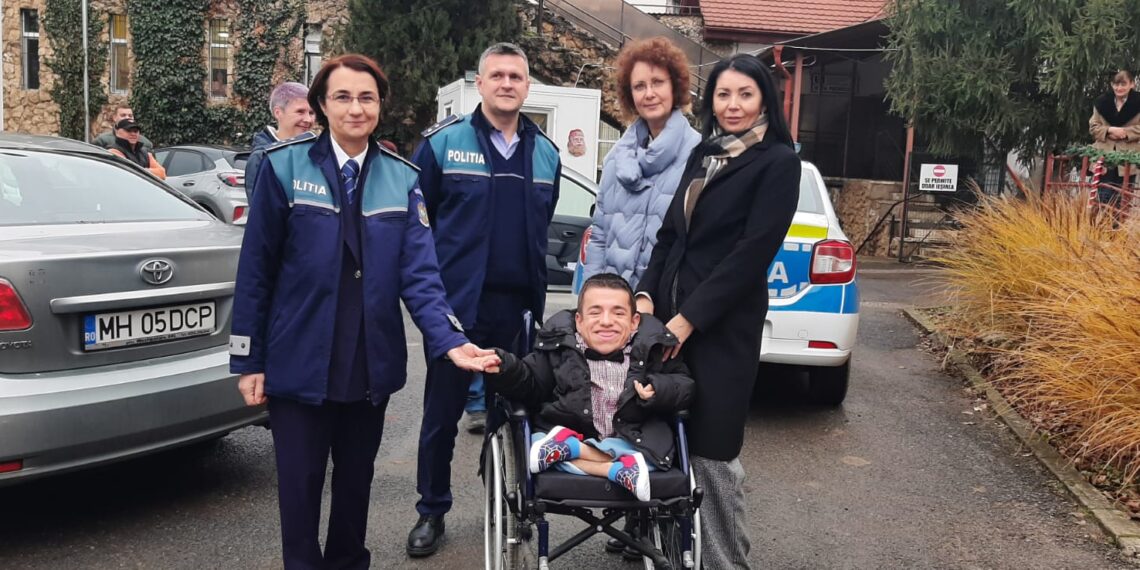 Și-a văzut visul îndeplinit. Un copil cu probleme locomotorii și-a petrecut ziua de naștere alături de polițiști