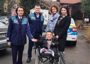 Și-a văzut visul îndeplinit. Un copil cu probleme locomotorii și-a petrecut ziua de naștere alături de polițiști