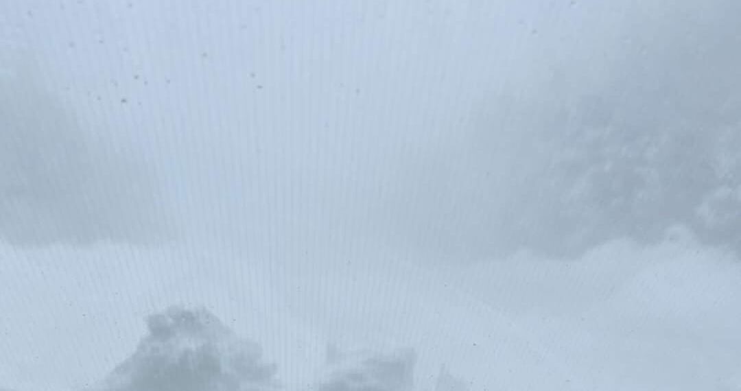 Drumul spre Semenic este momentan impracticabil. Drumarii se luptă de ore bune cu zăpada abundentă și viscolul puternic