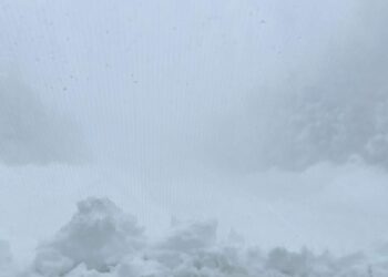 Drumul spre Semenic este momentan impracticabil. Drumarii se luptă de ore bune cu zăpada abundentă și viscolul puternic