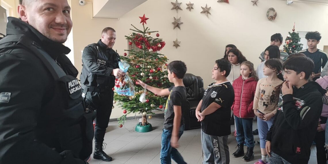 Polițiștii locali au mers cu daruri la cei mai defavorizați copii din Timișoara