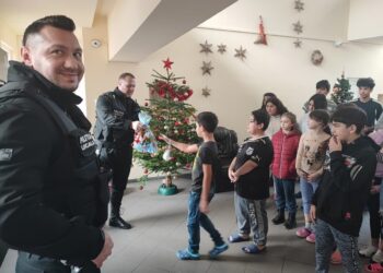 Polițiștii locali au mers cu daruri la cei mai defavorizați copii din Timișoara
