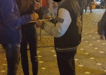 Tinere depistate de polițiștii locali în Piața Victoriei când cereau bani în numele unei asociații ce ridică semne de întrebare