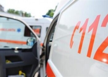O femeie a ajuns la spital după ce mașina în care se afla a fost lovită de un alt autoturism condus de un șofer de 75 de ani