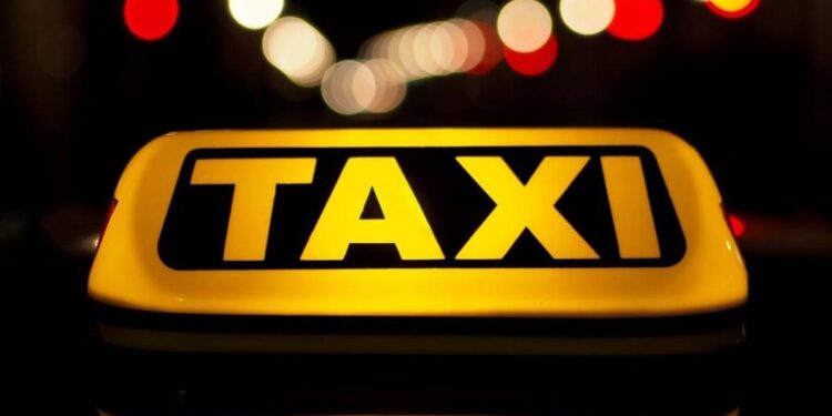 Taximetrist amenințat și tâlhărit de client. Incidentul a avut loc pe strada Lunei din Timișoara