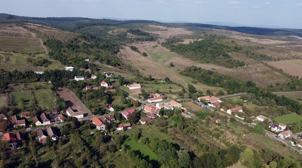 Casele din satul Altrigen vor fi zugravite de voluntari