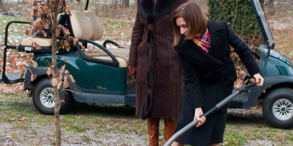 Maia Sandu a plantat un stejar la Castelul Regal de la Săvârșin