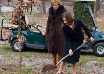 Maia Sandu a plantat un stejar la Castelul Regal de la Săvârșin