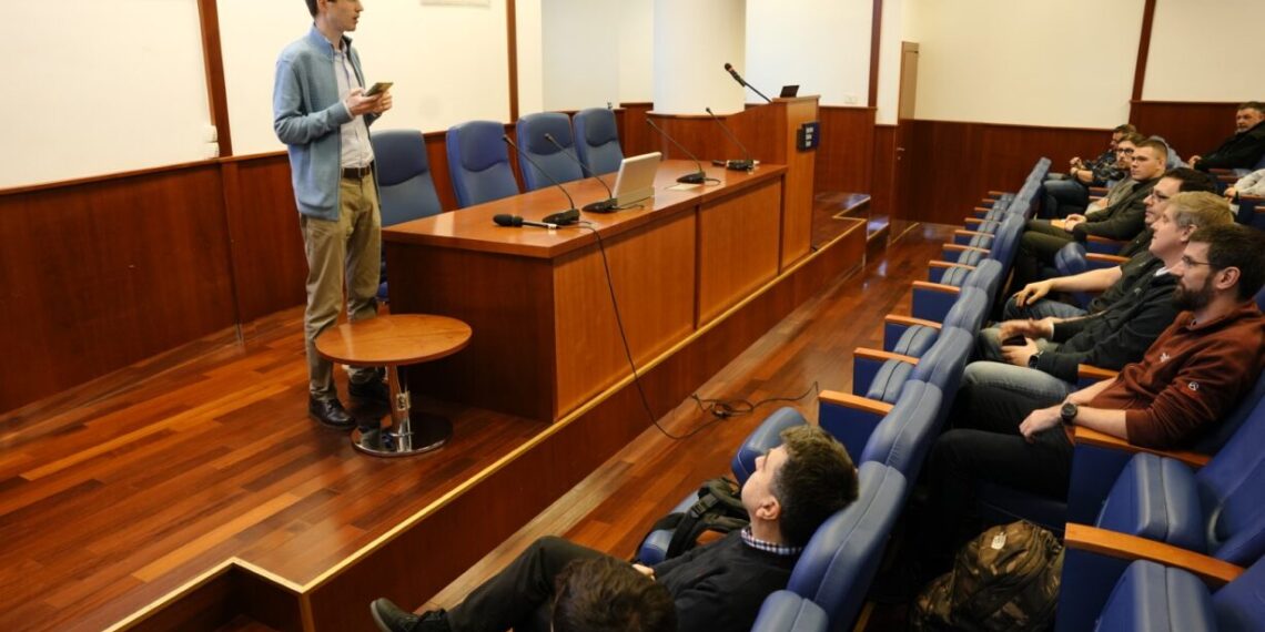 O competiție studențească de aplicații mobile îi trimite pe câștigători la Barcelona