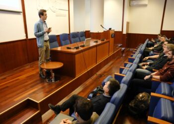 O competiție studențească de aplicații mobile îi trimite pe câștigători la Barcelona