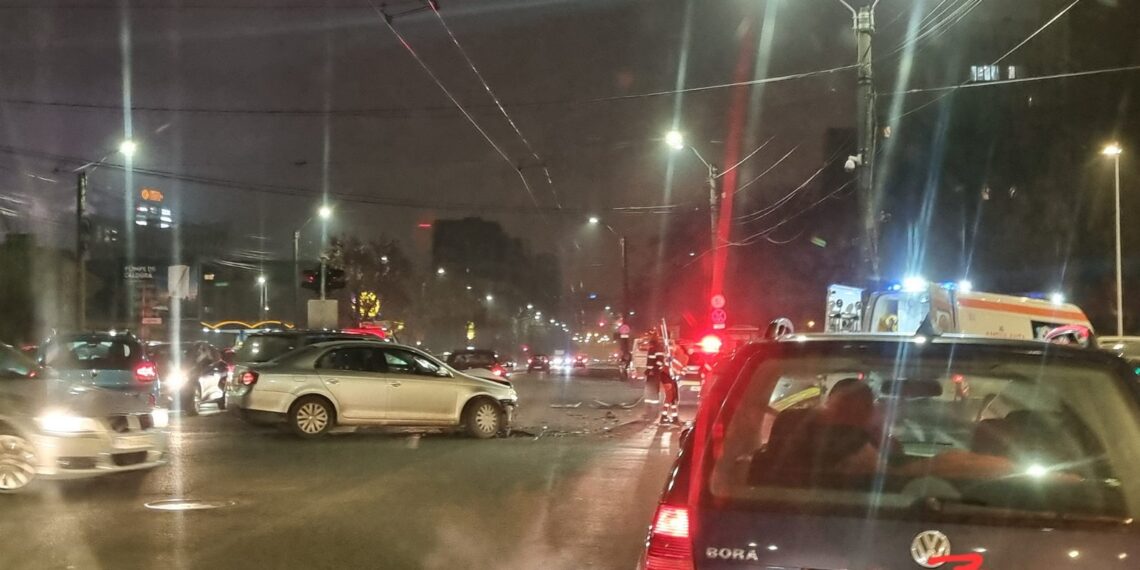 O femeie a ajuns la spital după ce mașina în care se afla a fost lovită de un alt autoturism