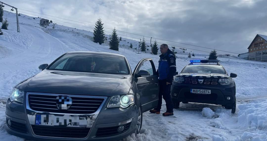 A rămas împotmolit în zăpadă după ce a vrut să traverseze pârtia cu mașina pentru a-și lăsa bagajul direct la hotel