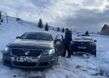 A rămas împotmolit în zăpadă după ce a vrut să traverseze pârtia cu mașina pentru a-și lăsa bagajul direct la hotel
