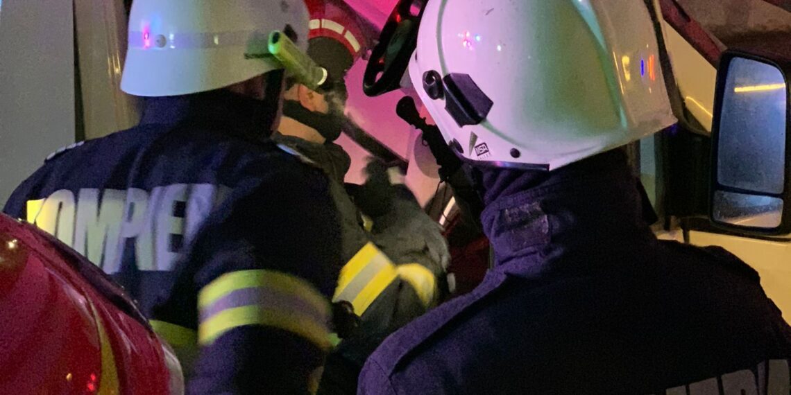 Microbuz de transport persoane implicat într-un accident. Nouă victime