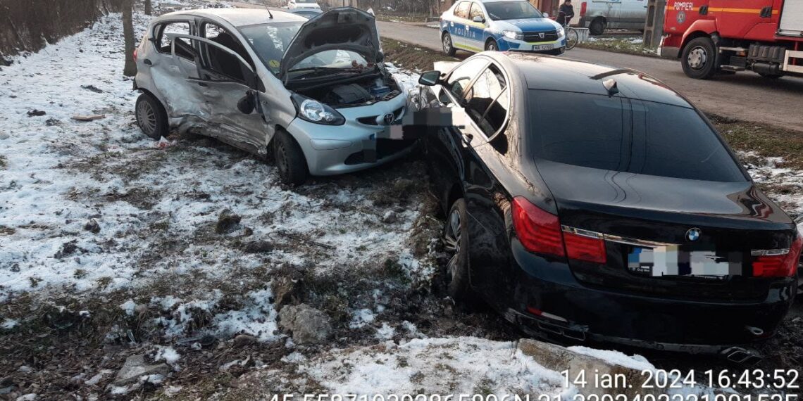 Accident grav în localitatea Jebel. Doi adulți și un copil au ajuns la spital
