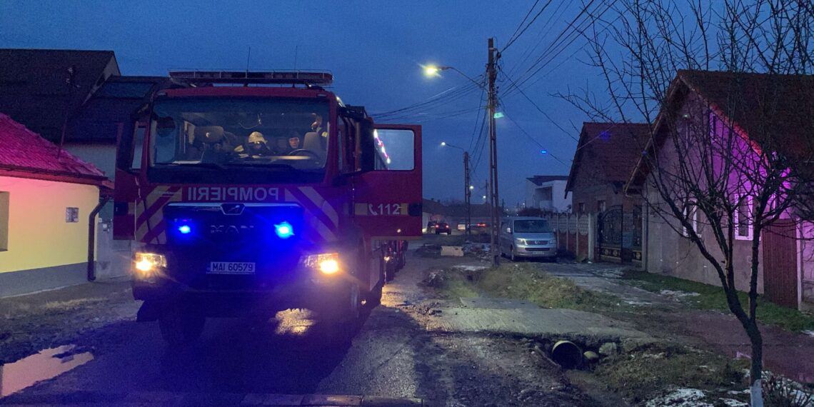 Un frigider defect a provocat un incendiu la o anexă din Săcălaz