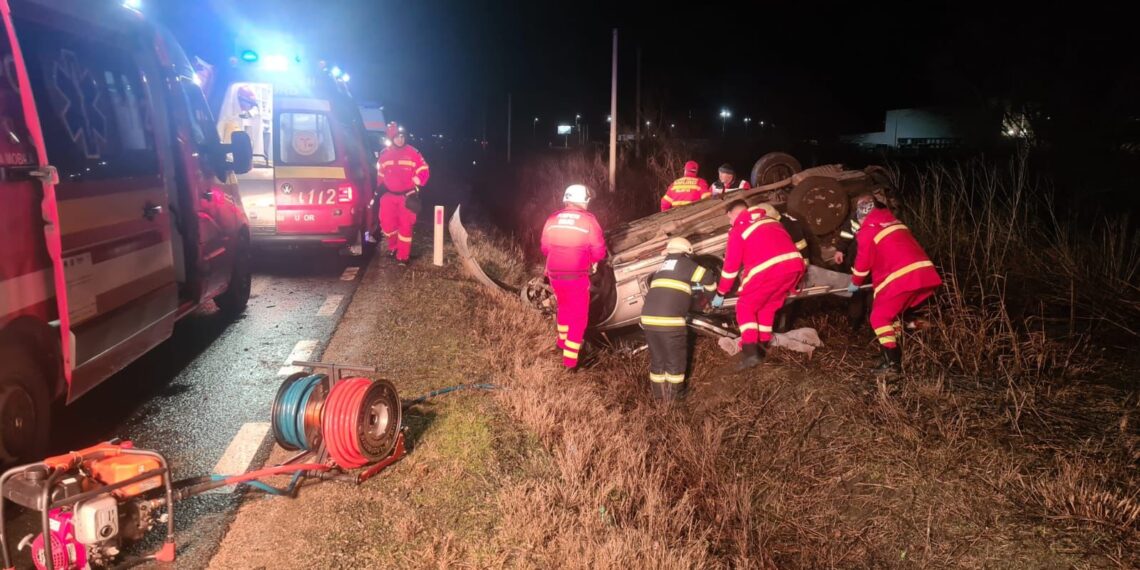 Accident cu 3 victime la ieșirea din localitatea Horia spre Arad. O persoană a rămas încarcerată între fiare