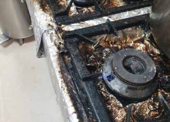 FOTO Mâncare din produse expirate și mizerie de nedescris la un restaurant cunoscut din Timișoara