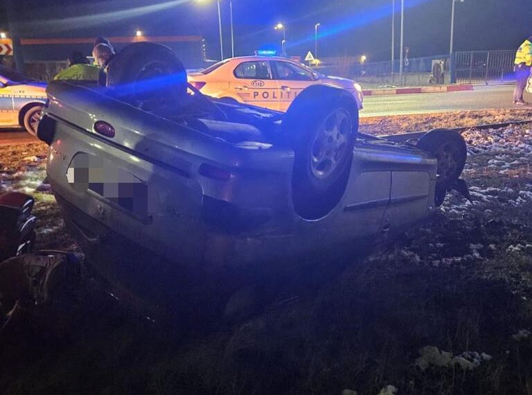 O femeie de 28 de ani, beată și drogată s-a răsturnat cu mașina