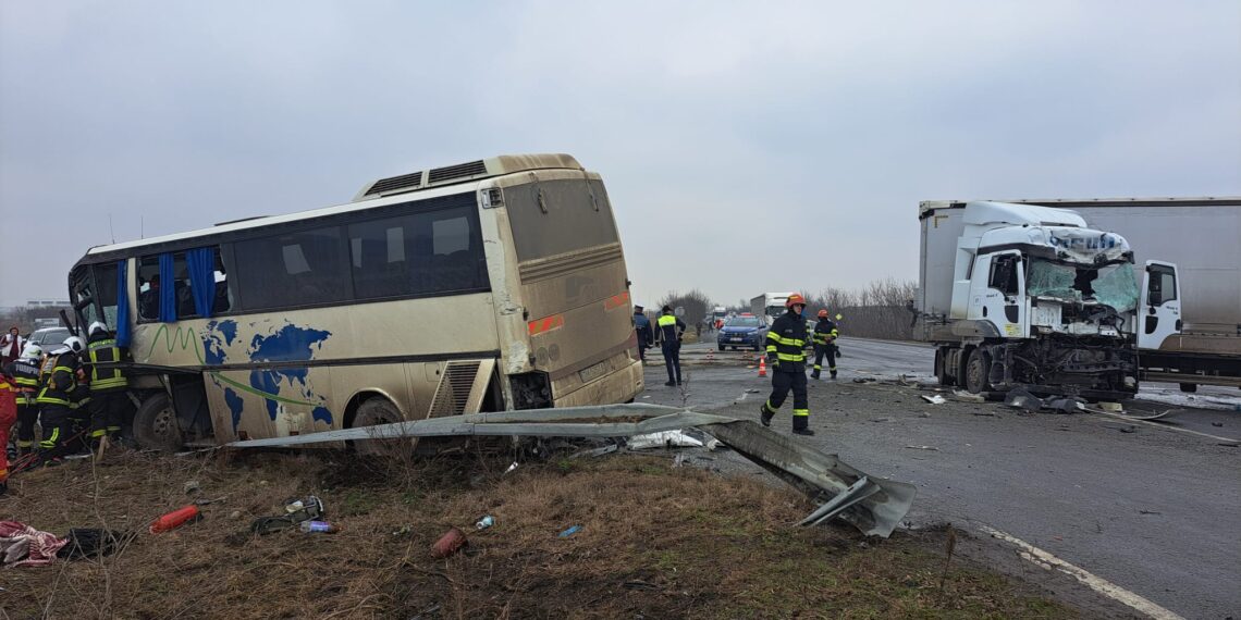 VIDEO Accident grav pe DN 69. Un camion s-a ciocnit cu un autobuz plin de pasageri. Pompierii au activat Planul Roșu de intervenție