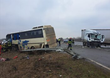 VIDEO Accident grav pe DN 69. Un camion s-a ciocnit cu un autobuz plin de pasageri. Pompierii au activat Planul Roșu de intervenție