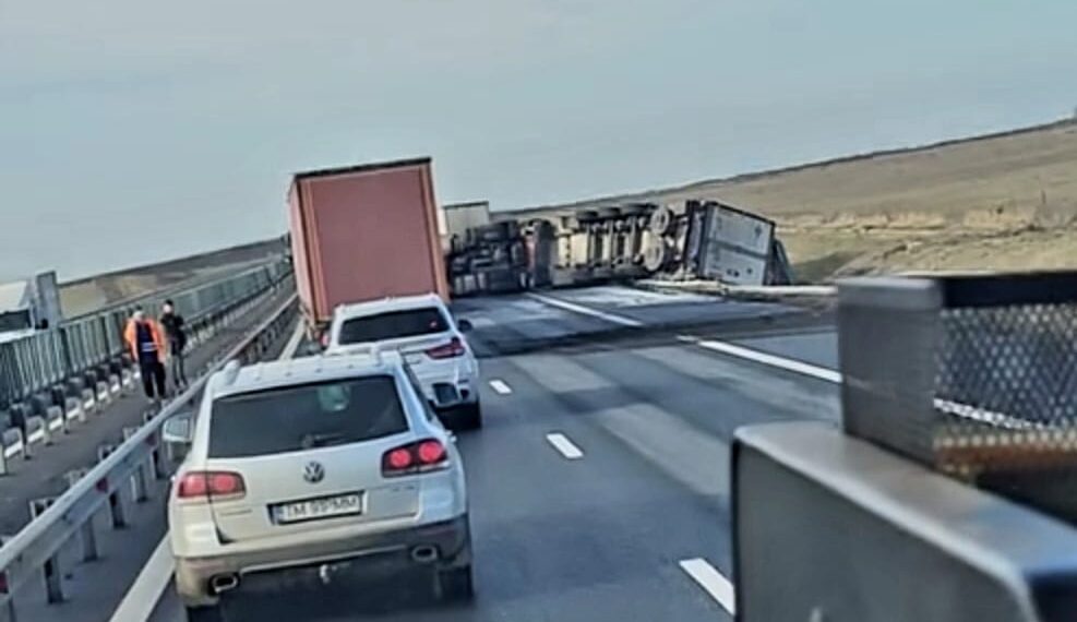 VIDEO Un TIR încărcat cu usturoi s-a răsturnat pe A1, Timișoara – Lugoj