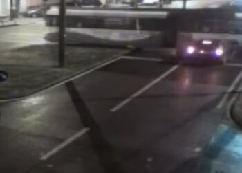 Tupeu la 18 ani! Un tânăr fără permis, beat și drogat a intrat cu mașina într-un tramvai/Video