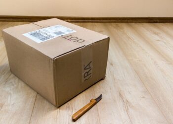 Au furat din colete. Angajați reținuți pentru delapidare