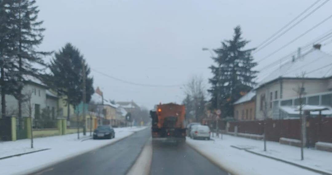 Prima ninsoare din 2024. Se intervine la intrările în oraș, pe poduri și în girațiile mari din Timișoara