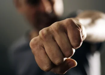 VIDEO „Nu ești tu când ți-e foame”! Un bărbat a fost atacat pentru că a stat prea mult la coadă la un fast-food