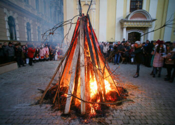 Vin sărbătorile… pe rit vechi! Sârbii aprind badnjak-ul în Ajunul Crăciunului