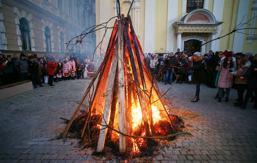 Vin sărbătorile… pe rit vechi! Sârbii aprind badnjak-ul în Ajunul Crăciunului