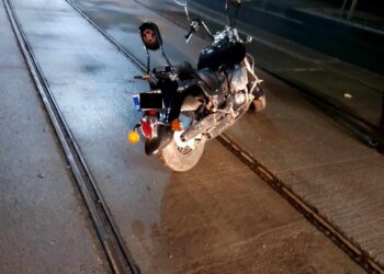 Băutura i-a luat mințile unui bărbat, care a furat o motocicletă și a abandonat-o pe liniile de tramvai