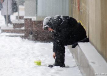 Două persoane fără adăpost au fost salvate de pompieri