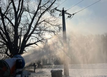 Săniuș la Dumbrăvița. Zăpada artificială a fost asigurată de o femeie de afaceri din comună