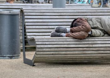 Pompierii ajută oamenii fără adăpost din Timiș