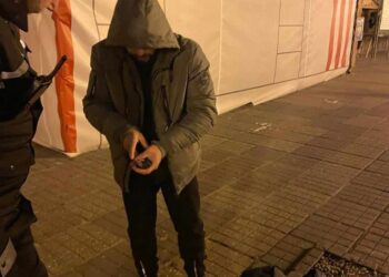 Urmărit general pentru furt depistat de polițiștii locali sub o schelă din Piața Victoriei