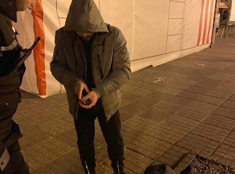 Urmărit general pentru furt depistat de polițiștii locali sub o schelă din Piața Victoriei