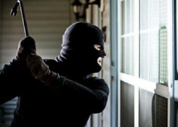 Doi bărbați sunt suspectați că ar fi furat dintr-o farmacie un laptop și 16 mii de lei